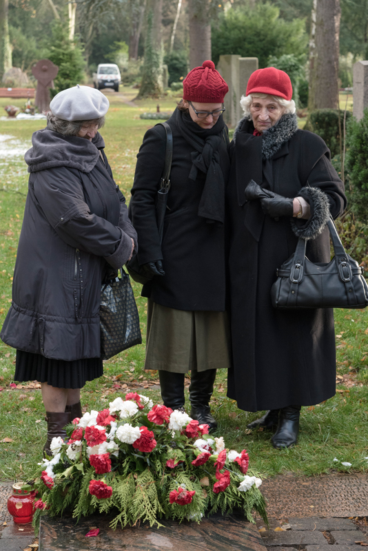 Hanna Gontarczyk und Jozefa Baranska an der Grabstätte auf dem Frankfurter Hauptfriedhof © Horacio Villalobos / Corbis 2015