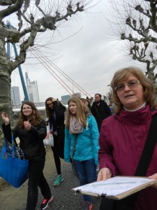 Frau Frenzel als Teamleiterin mit den Jugendlichen, Foto: Lucien Kirchner